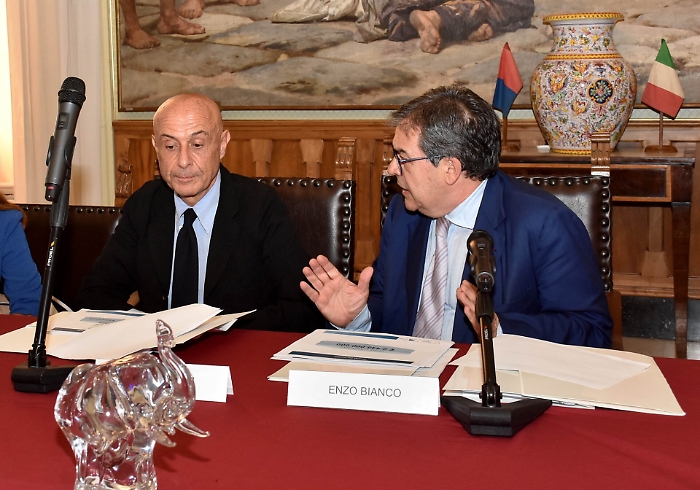 Minniti a Catania: &laquo;Due miliardi da spendere, ma attenti alla mafia&raquo;