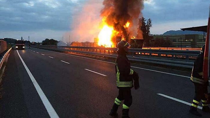 Tir carico di Gpl in fiamme, temporaneamente chiusa l'A19