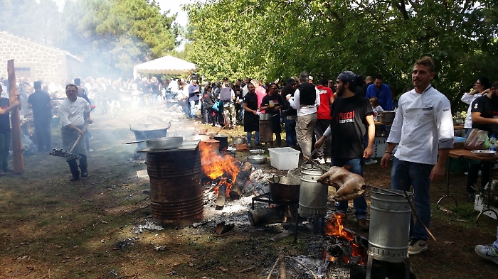 Cucinare con il fuoco per ritrovare l'essenza del cibo