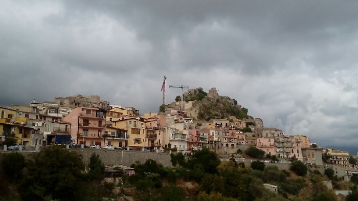 Due gru sovrastano da anni, come "monumento", la cittadina di Forza d'Agr&ograve;