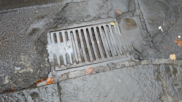 Catania, tombini completamente otturati in via Lago di Nicito