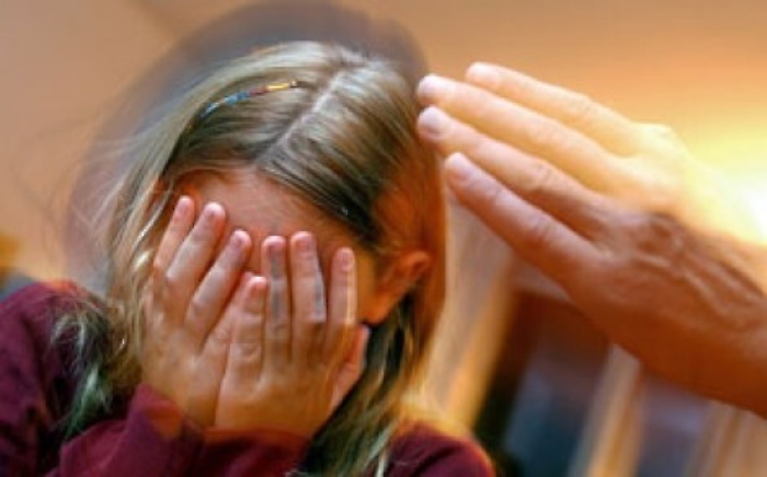 Pugni e schiaffi ad alunni, maestra sospesa dal servizio nel Catanese