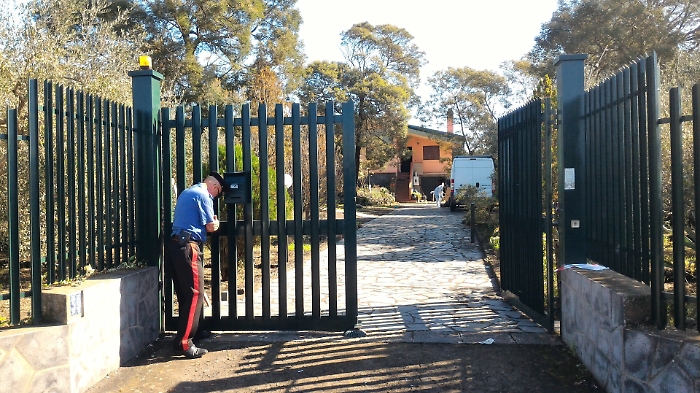 Ucciso con una fucilata in testa e gettato in un tombino: omicidio shock a Pedara