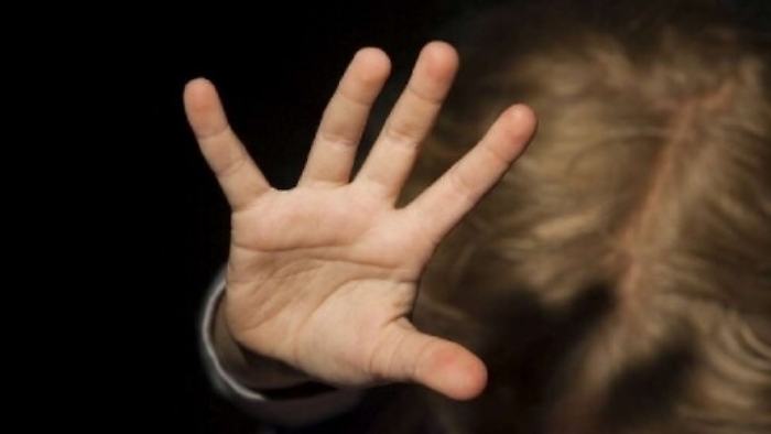 Picchiavano figlia di sei anni, arrestati madre e convivente