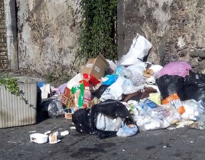 Mangano, discarica in piazza