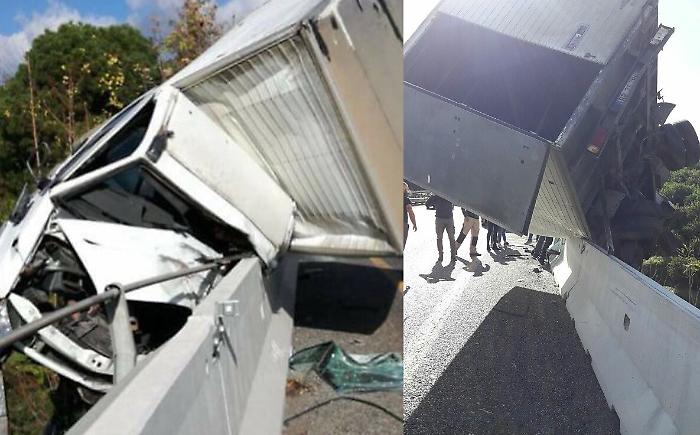 Giarre, tir in bilico su new jersey lungo A18: autista rimasto incastrato