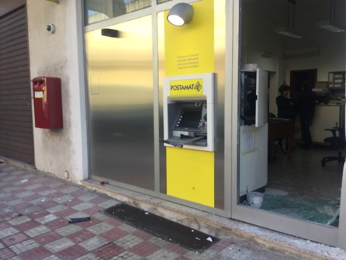 Giarre, nella notte tentano di portare via il Postamat: assalto fallito