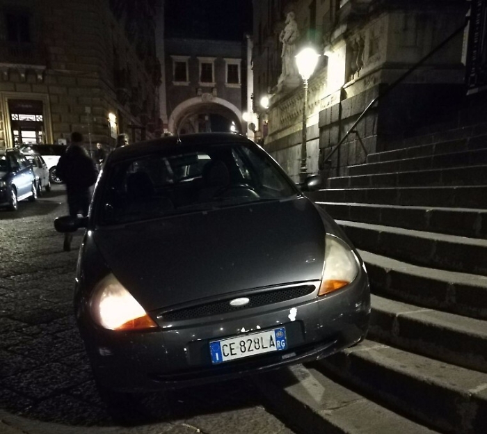 Catania, parcheggio sui gradini del sagrato di piazza San Francesco