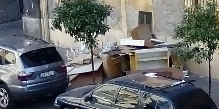 Catania, discarica a cielo aperto in via Giovanni Di Prima