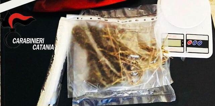 Aci Catena, confezionava droga nel garage di casa: arrestato