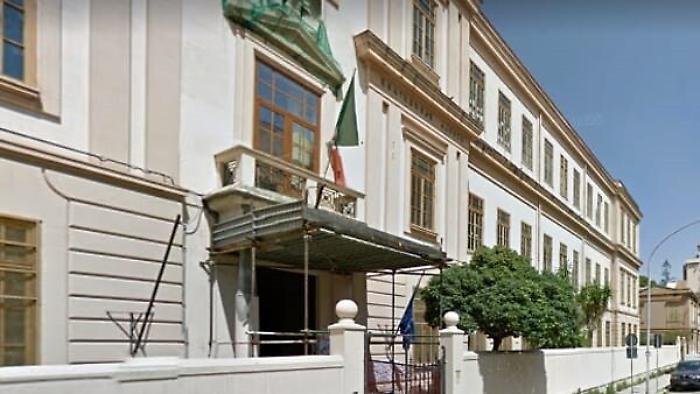 &laquo;Basta preghiere prima della merenda e della ricreazione&raquo;, polemica a Palermo per la circolare del preside