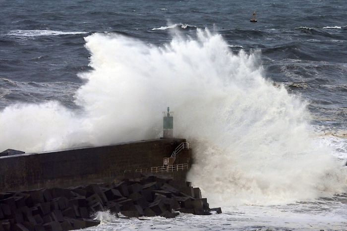 Traghetto urta molo a Vulcano per il forte vento: nessun ferito