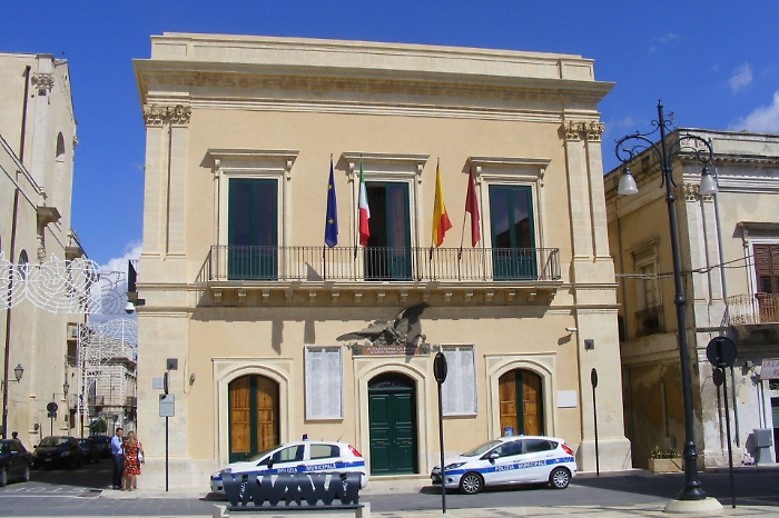 Rosolini, testa mozzata di pecora sul cofano dell'auto di un ingegnere