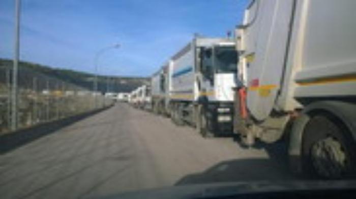 Autocompattatori in fila per scaricare a Bellolampo: scatta l'emergenza