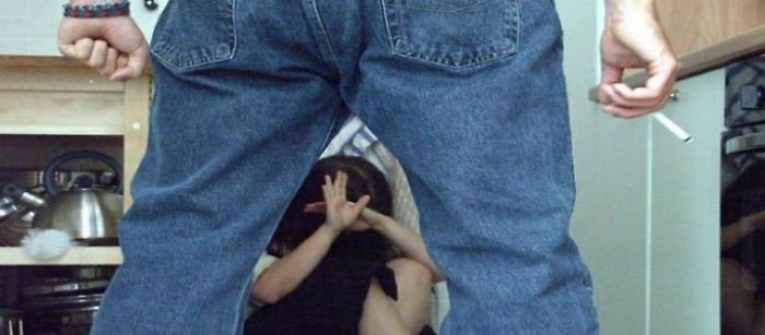 Abusi sulla figlia davanti ai nipotini, padre orco arrestato ad Agrigento