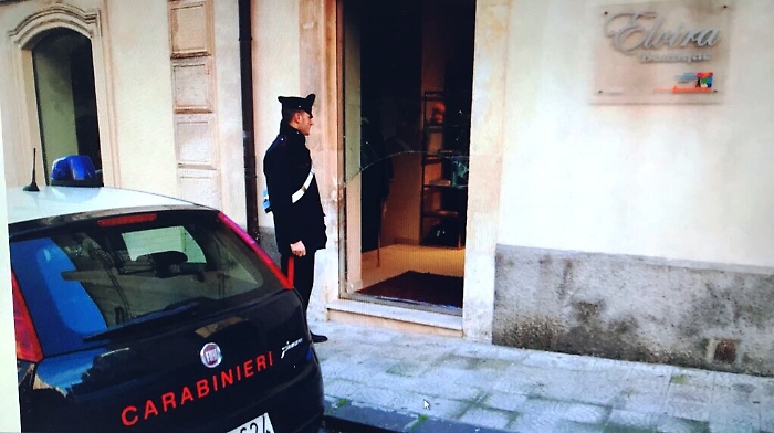 Sortino, sfondano vetrina e rubano abbigliamento, arrestato un catanese