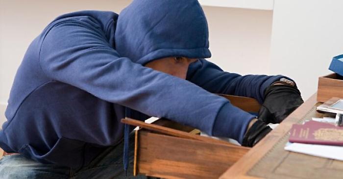 Legati, picchiati e rapinati in casa a Palermo