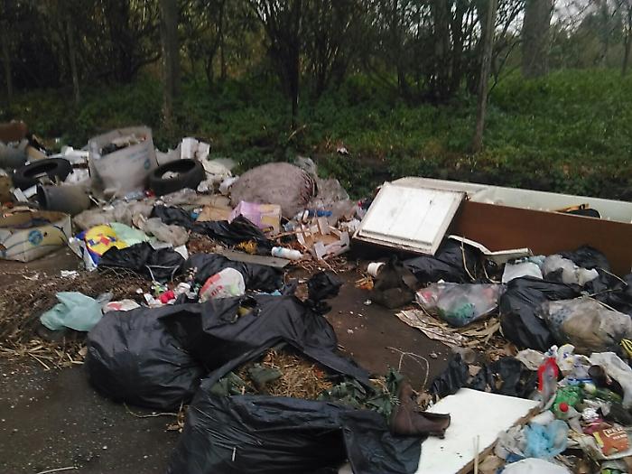 Mascali, rifiuti dati alle fiamme in via Sant'Anna: danni all'uomo e all'ambiente