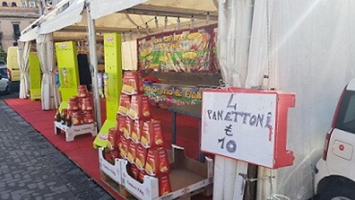 Catania, panettoni e spumanti negli stand abusivi: sequestrati