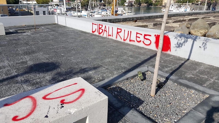 Vandali tornano a deturpare piazzetta di Ognina: la rabbia di Bianco