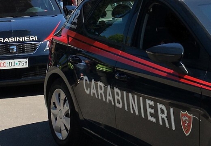 Palpeggiano due anziani disabili per derubarli: due romene arrestate