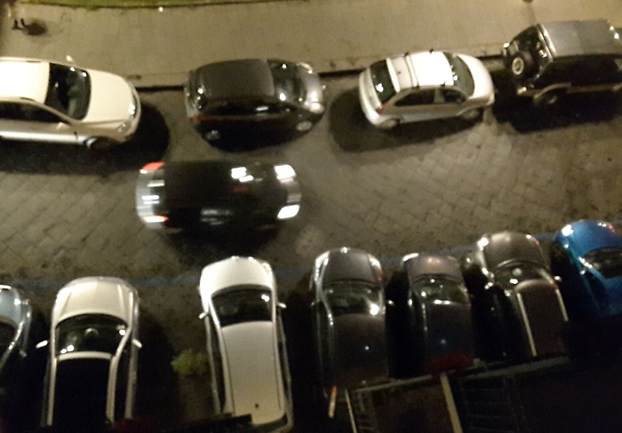 Catania , auto parcheggiate su marciapiedi in piazza Federico di Svevia