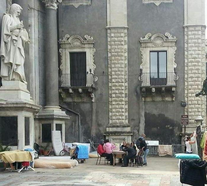 GIURO: C'&Egrave; GENTE CHE VUOLE SFOLLARE IL POVERO PER VEDERE LA CHIESA. A BELLI CRISTIANI