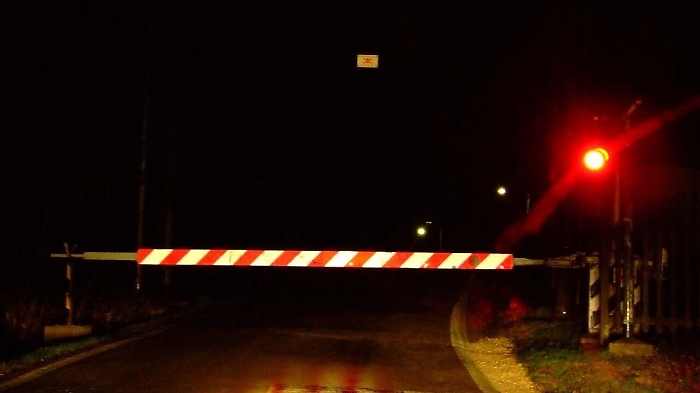Furgone travolto da treno al passaggio a livello: nessun ferito