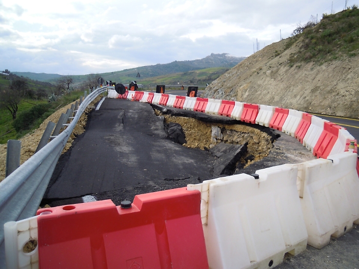 Dossier M5s su strade siciliane dissestate: subito interventi