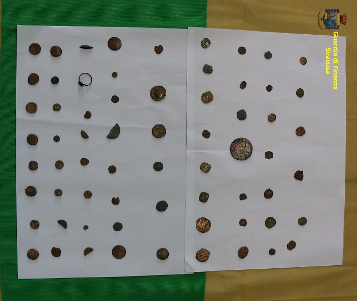 Lentini, eredita moneta antiche e le consegna alla Guardia di Finanza