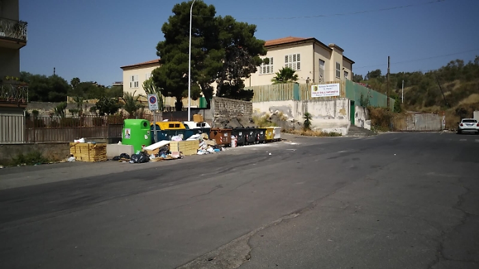 Catania, rifiuti speciali abbandonati vicino a scuola dell'infanzia