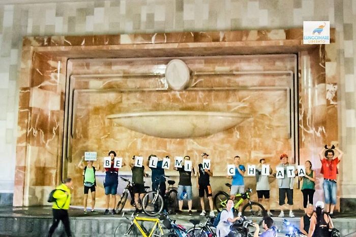 Il blitz di un gruppo di ciclisti alla Fontana Gioeni per dire: &laquo;Bella minchiata&raquo;