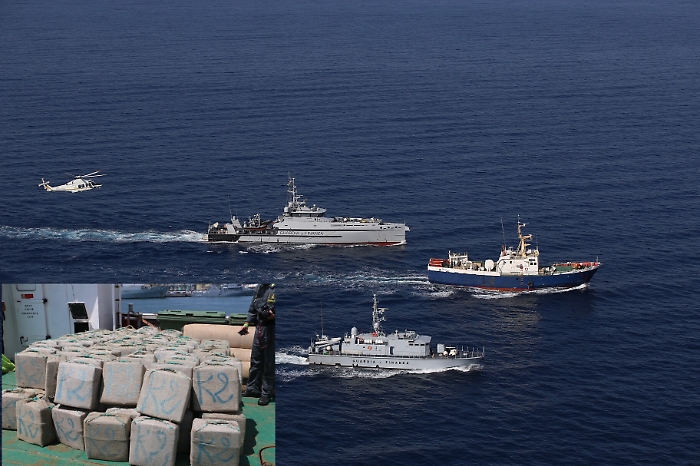 Ex peschereccio bloccato in mare al largo di Catania con 10 tn di hashish: 9 arresti