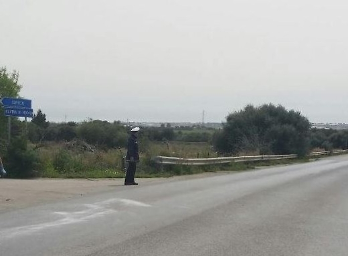 Si schianta con l'auto contro il guard-rail sulla Modica Mare e muore