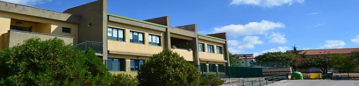 Incendio in una scuola a Mascalucia: vigili del fuoco mettono bambini al sicuro