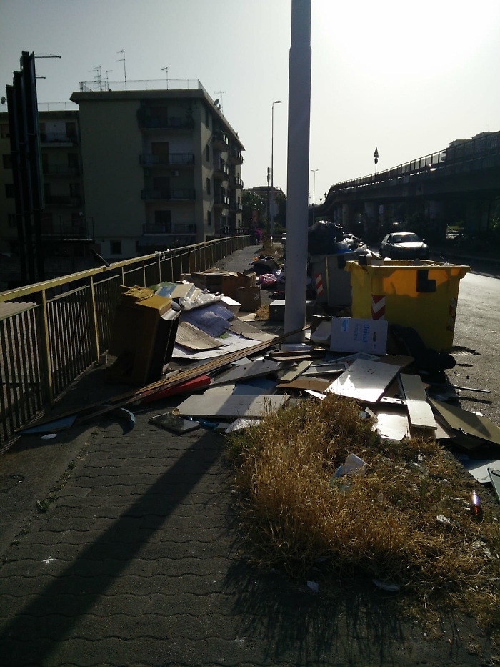 Catania, marciapiede di viale Marco Polo invaso dai rifuti