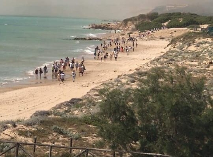 Scoglitti, piromani danno fuoco al canneto, terrore al Club Med