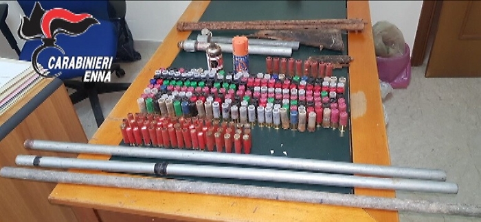 Cesar&ograve;, un arsenale nascosto in una cavit&agrave; di un muro a secco