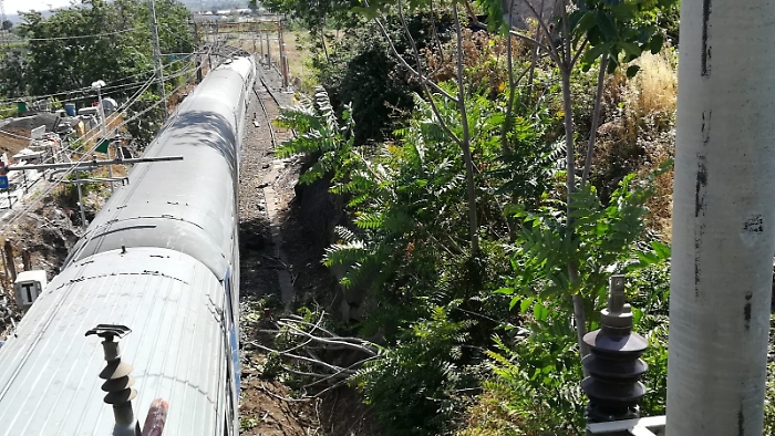Fiumefreddo, grosso ramo sulla linea ferrata provoca ritardi