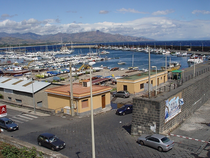 Riposto come ...Montecarlo, il porto strapieno di imbarcazioni di lusso