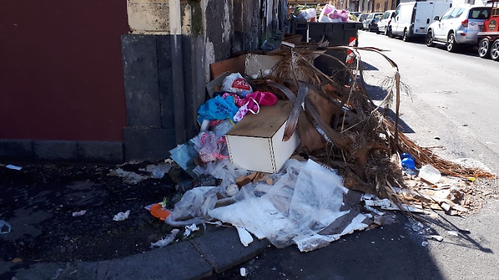 Catania, Via Grasso Finocchiaro: i rifiuti non sono stati rimossi 