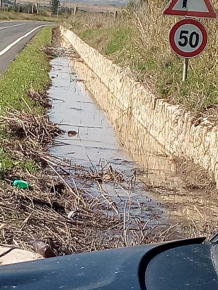Canale di scolo intasato nella Ss 192 Catania - Patern&ograve;