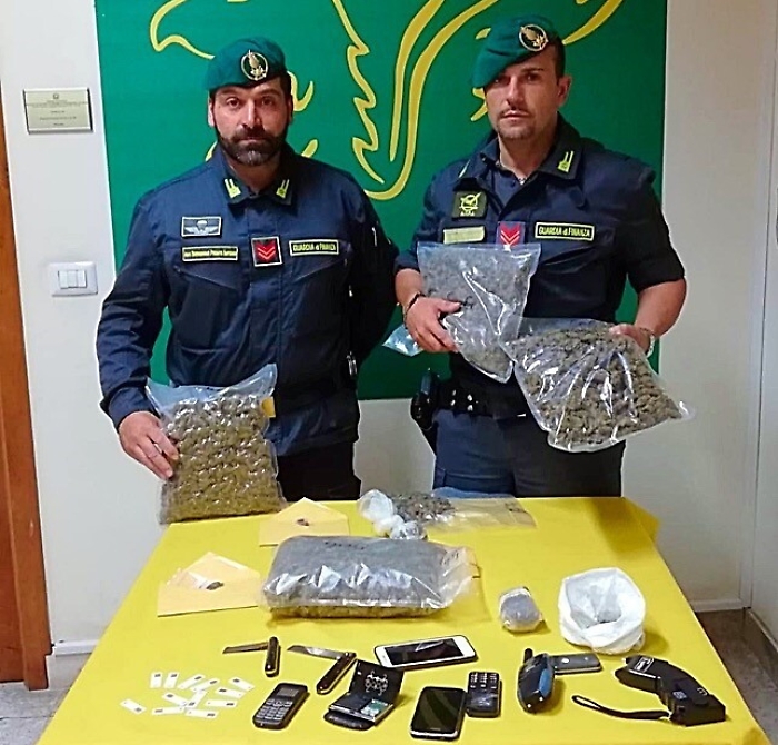 Catania, un taser e 2 chili di droga nella casa di 42enne ai domiciliari