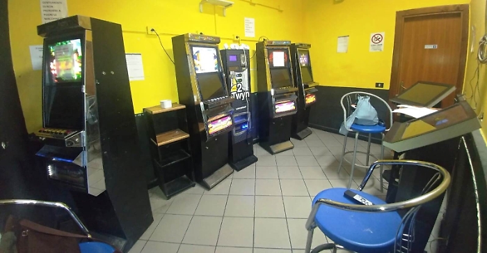 S. Venerina, madri e mogli disperate segnalano sale gioco d'azzardo 