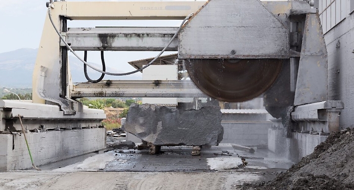 Operaio muore schiacciato da lastroni di pietra a Belpasso