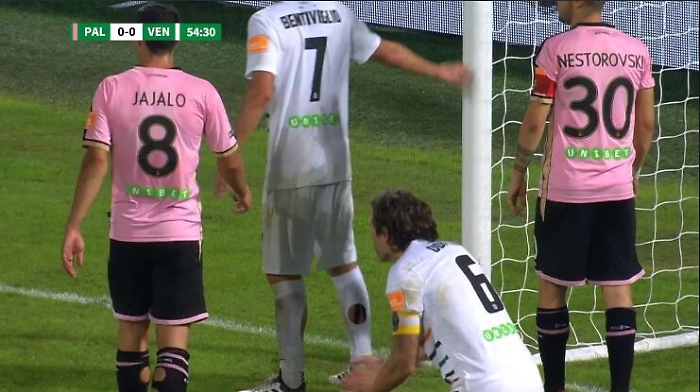 Serie B, il Palermo (in 10) rimonta il Venezia