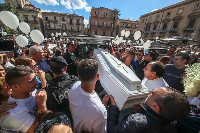 Quando la morte &egrave; una lama che si conficca nelle vene di tutti