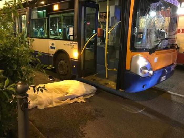 Palermo, autobus travolge pedone: vittima &egrave; un 50enne