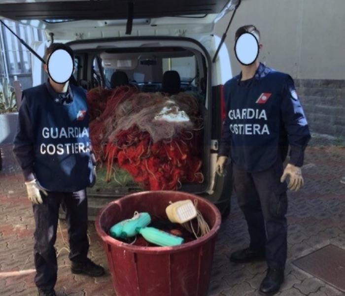 Riposto, pescavano di frodo dentro il porto