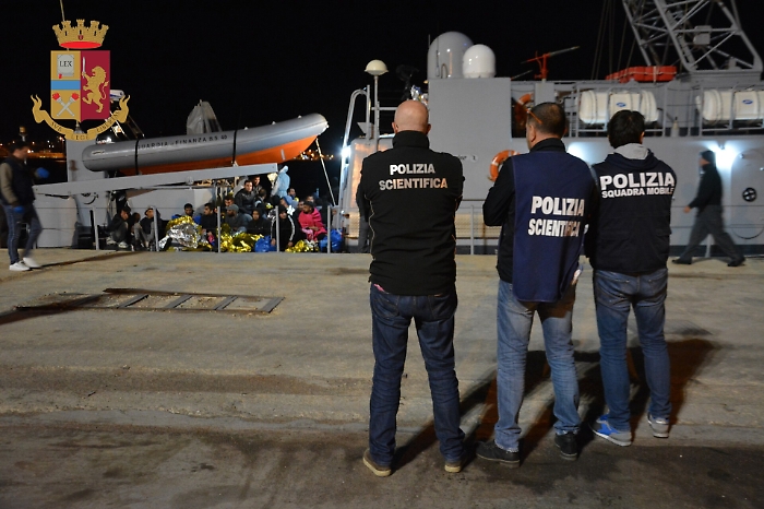 Migranti, video-selfie del "viaggio" incastra due scafisti algerini VD